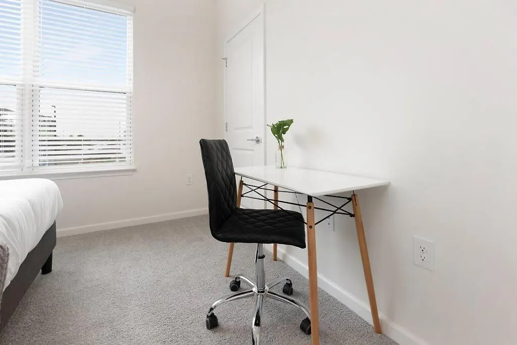 Modern Stylish Concord Condo 0*,